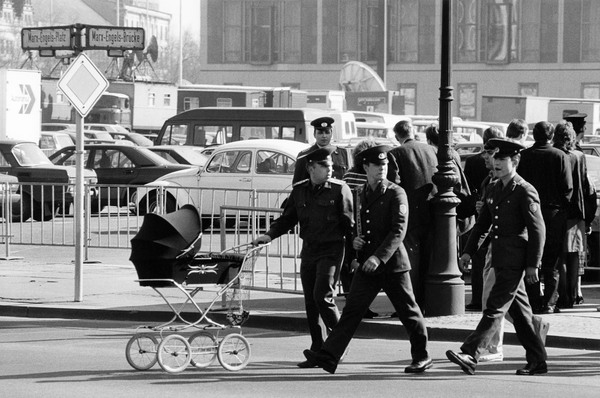 On official duty – East Berlin, 1990 Ausgang in Berlin
